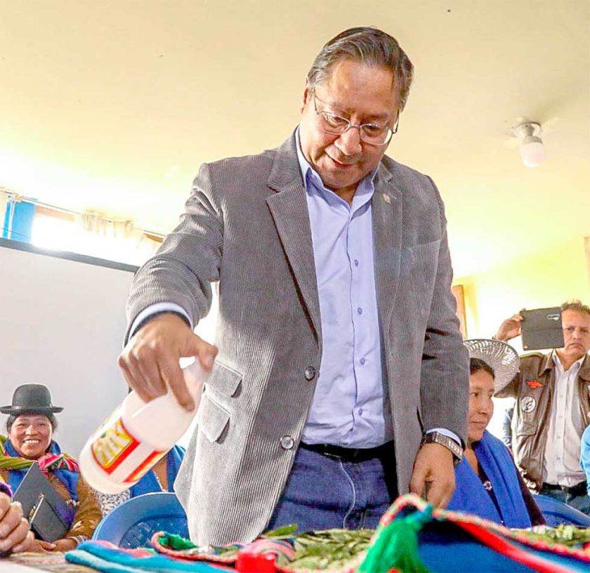 Arce se desliga de caída de los ingresos del gas