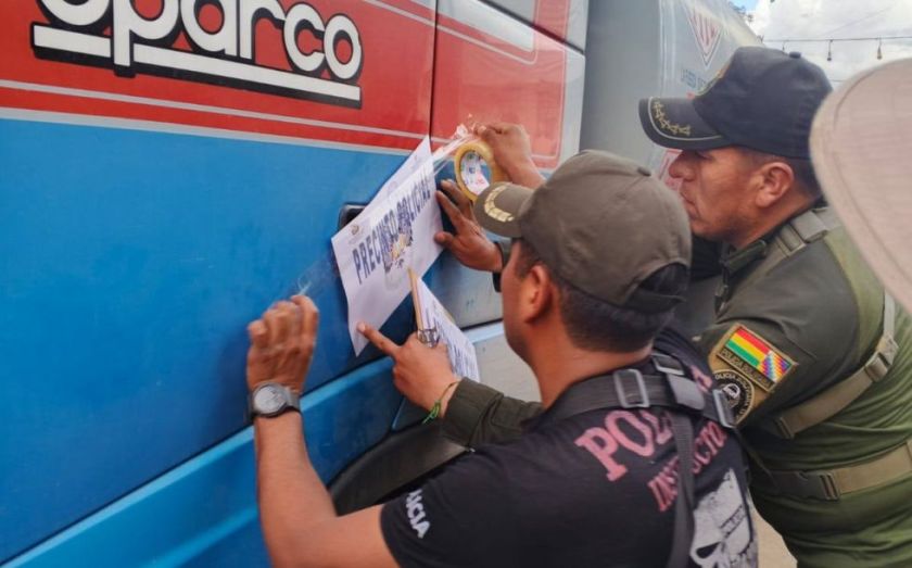 Aprehenden a dos choferes de cisternas que trasladaban ilegalmente combustible en Caranavi