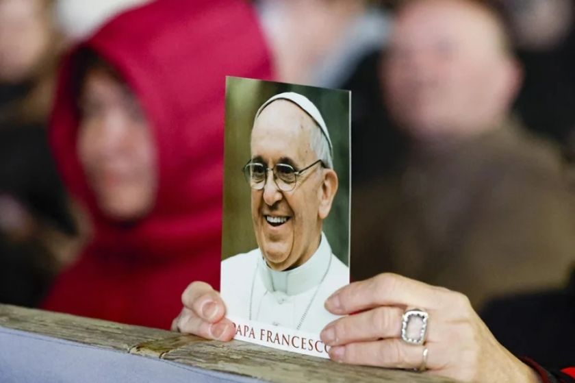 El Papa siente «el apoyo» de los fieles con sus «oraciones», al cumplir 37 días ingresado