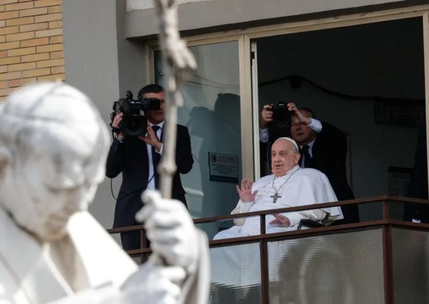 El Papa Francisco abandona el hospital y regresa al Vaticano 38 días después
