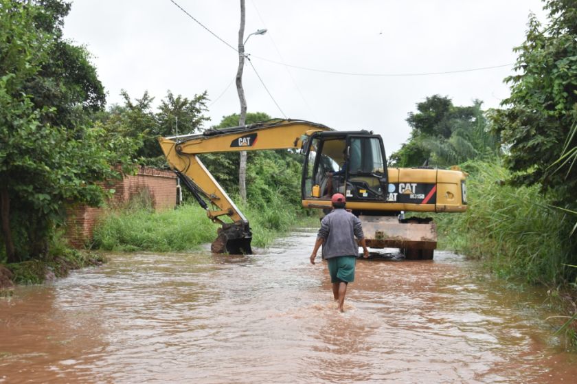 Suspenden por inundaciones las clases presenciales en cuatro colegios de Santa Cruz