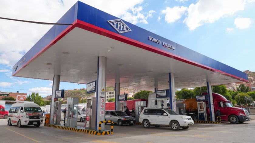 YPFB asegura que en el eje troncal se va normalizando el abastecimiento de combustible