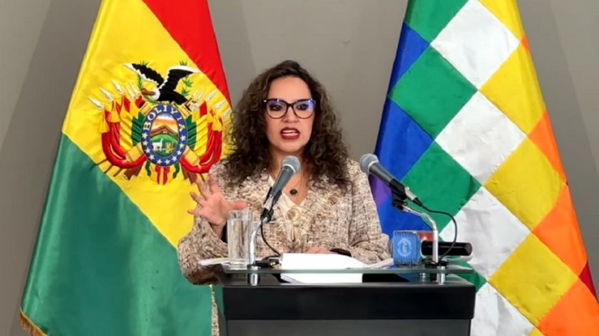 ¿Medicamentos de baja calidad?: Dirigente lanza denuncia; Ministra de Salud responde