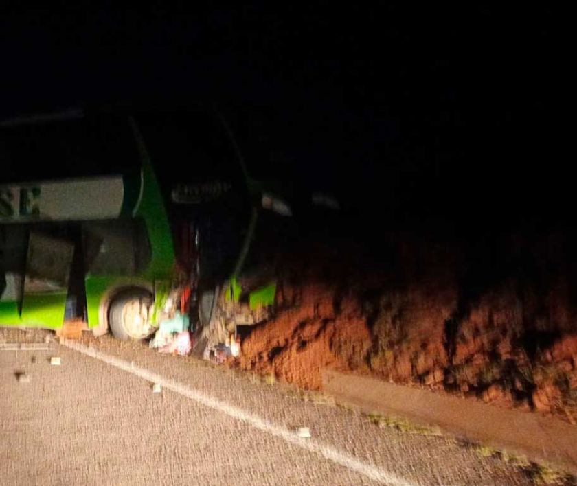 Bus se estrella contra una peña por fallas mecánicas