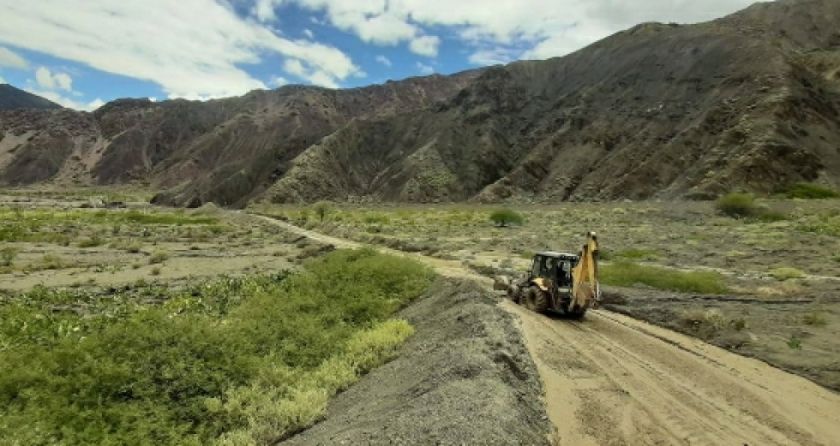 La Paz: Tres personas pierden la vida al embarrancarse un camión cerca de 300 metros en Sapahaqui