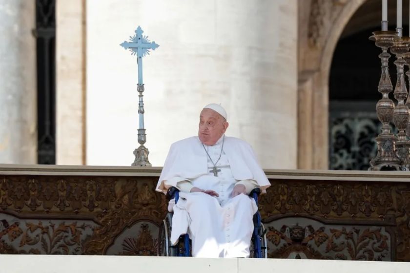El Papa reaparece ante los fieles en la plaza de San Pedro durante su convalecencia