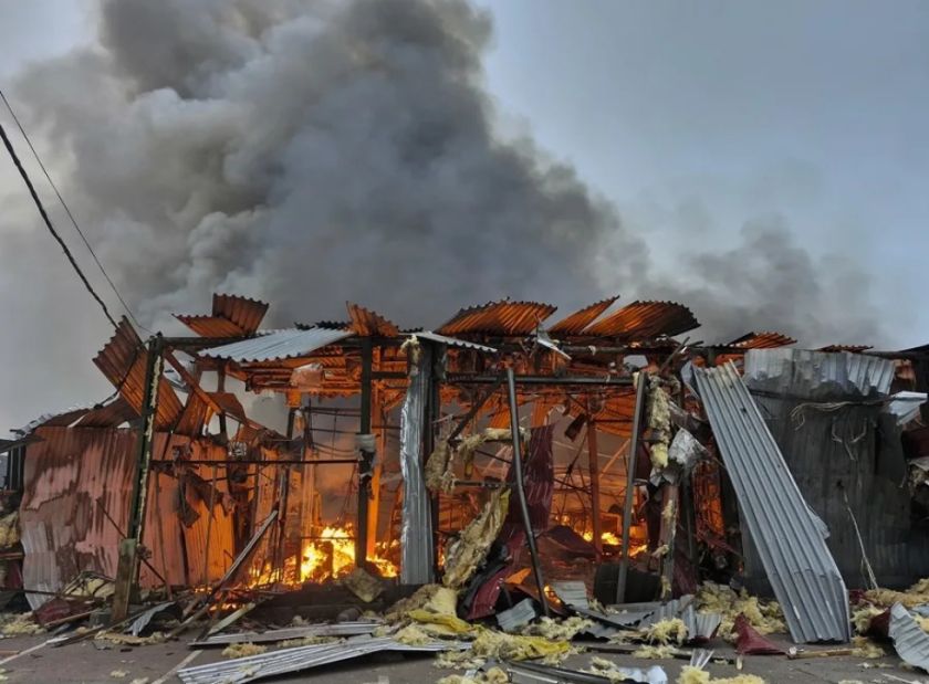 Rusia ataca con misiles y drones la capital de Ucrania y causa al menos un muerto