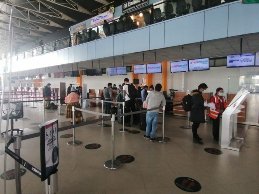 Suspenden vuelos y aterrizajes en el aeropuerto de El Alto por densa neblina