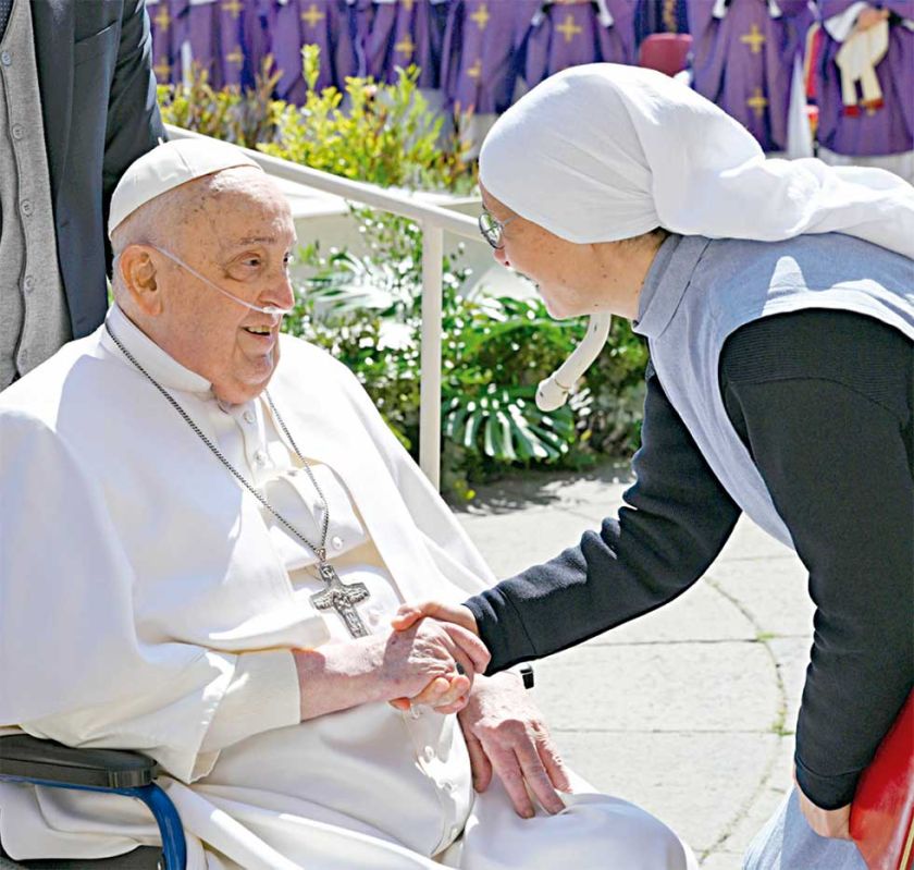 El Papa reaparece tras dos  semanas de convalecencia