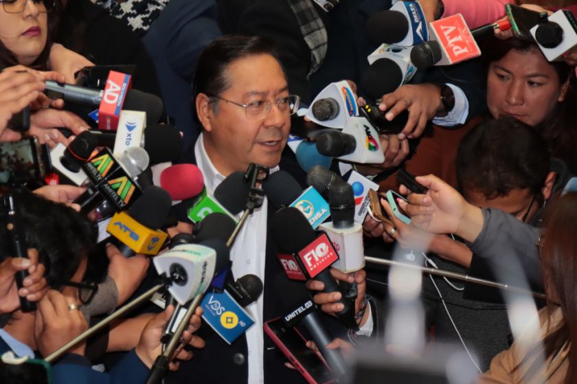 Arce rechaza aranceles de Trump y advierte el riesgo de una “recesión mundial”