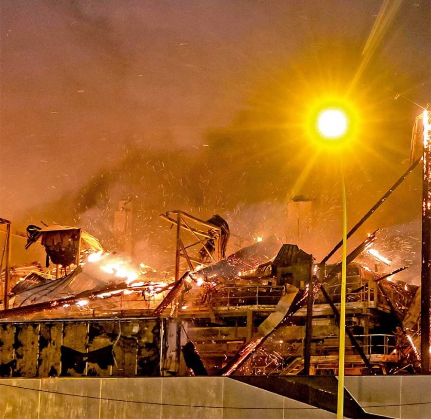 Incendio llena de humo negro a París