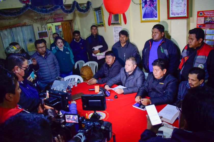 Gobierno y choferes de los Yungas sellan acuerdo para levantar bloqueo
