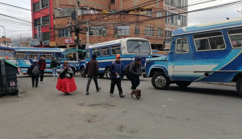 Choferes bloquean la ciudad de La Paz en defensa de la escala de tarifas
