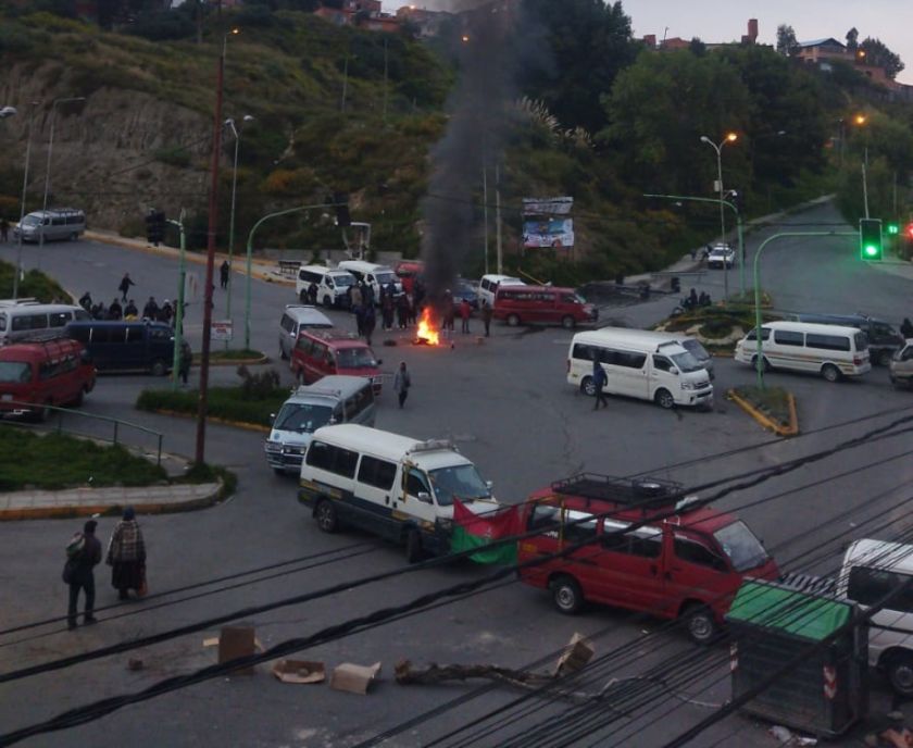 Chóferes analizarán continuidad o no del paro en un ampliado en puertas de la Alcaldía de La Paz