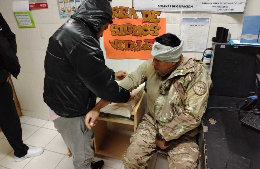 Contrabandistas y comunarios atacan con piedras y dinamitas a militares en Llica 
