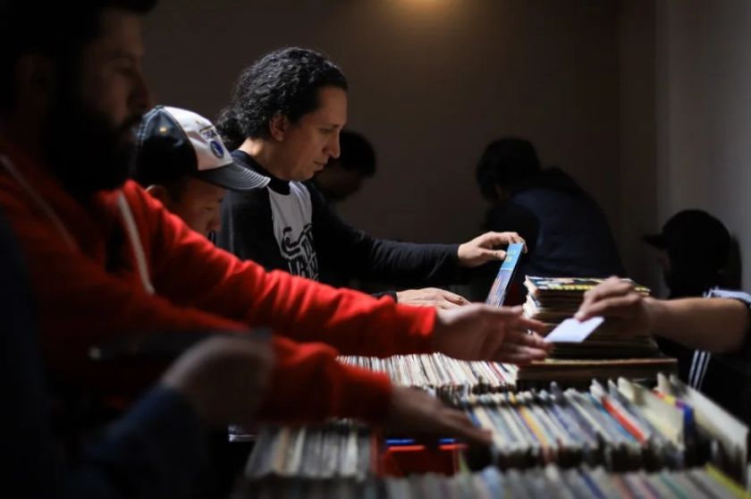 La pasión por los discos de vinilo renace en una feria que une a generaciones en Bolivia