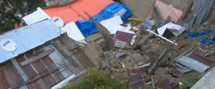 La Paz: Cae talud en la zona Vino Tinto y destruye al menos dos viviendas