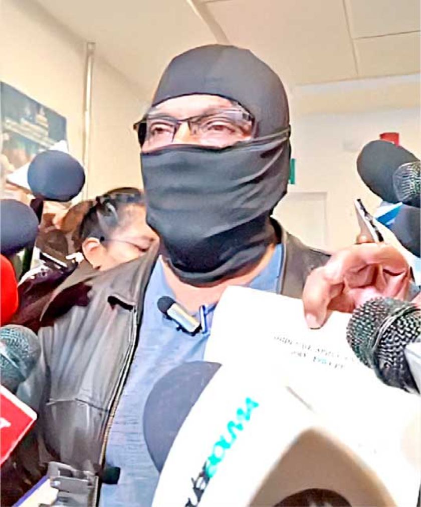 Arce llega encapuchado y Lero le dice “cobarde”