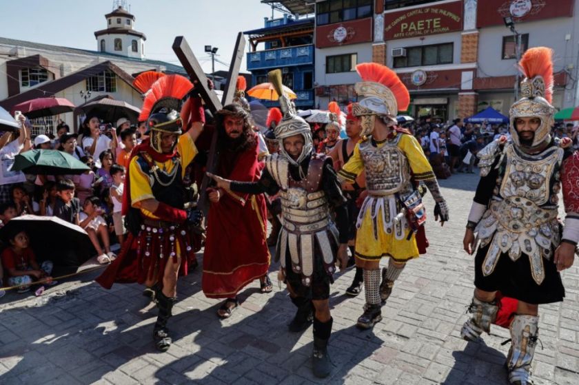 Filipinas conmemora con crucifixiones, flagelaciones y largas procesiones el Viernes Santo