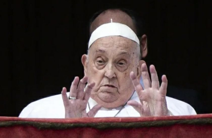 El Papa aparece para la bendición Urbi et Orbi en el balcón de la fachada de San Pedro