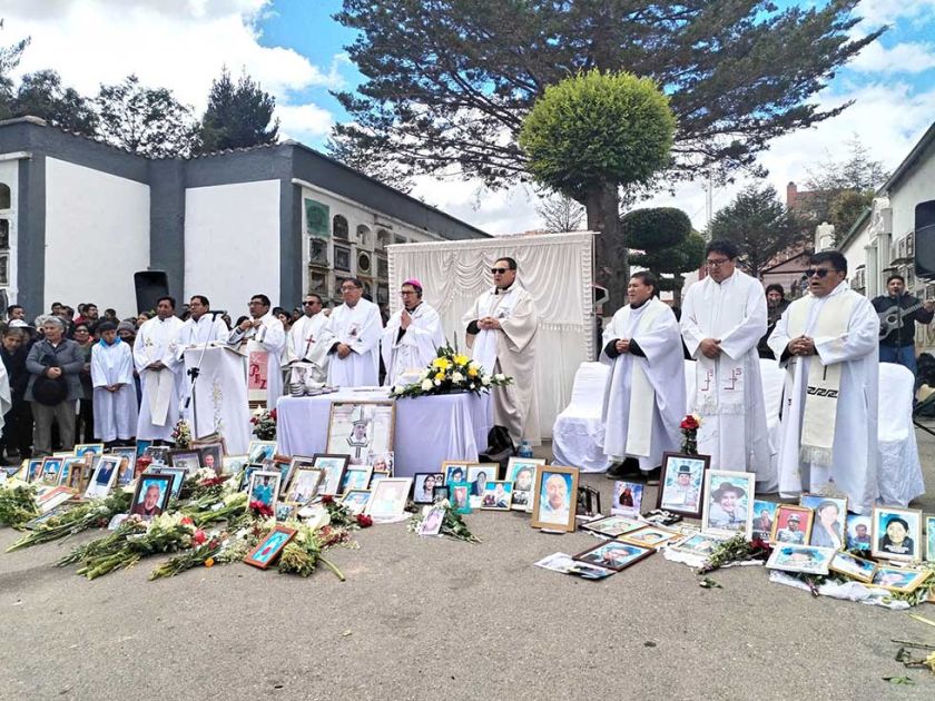Iglesia Catolica pide por los difuntos en el Cementerio de Potosí