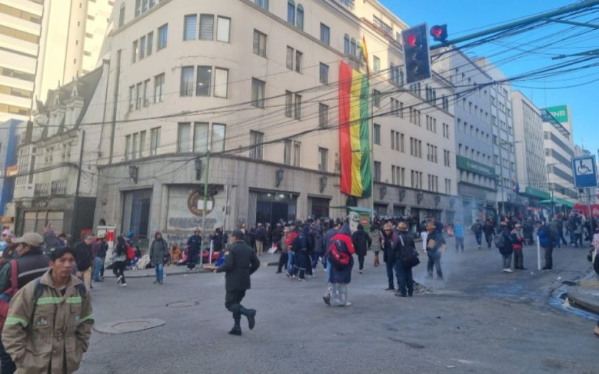 Mineros cooperativistas mantienen bloqueo en el centro paceño por su pugna con el Gobierno
