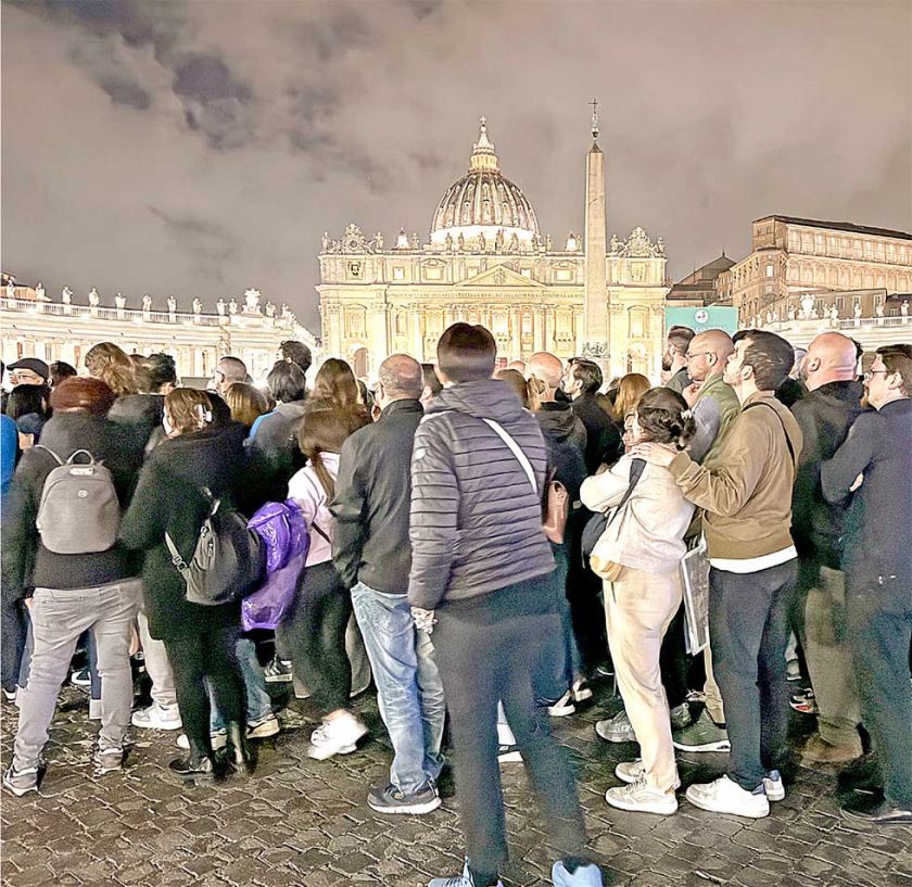 Miles de personas hacen fila para el último adiós al Papa