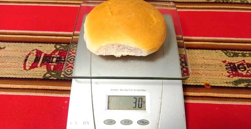 Vecinos se quejan por alza del precio y reducción del peso del pan de batalla