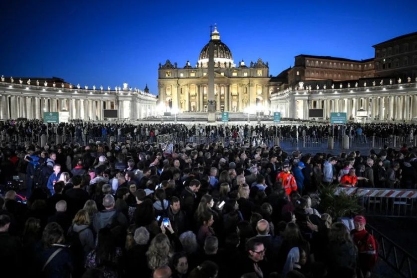 El multitudinario tributo de medianoche al Papa difunto