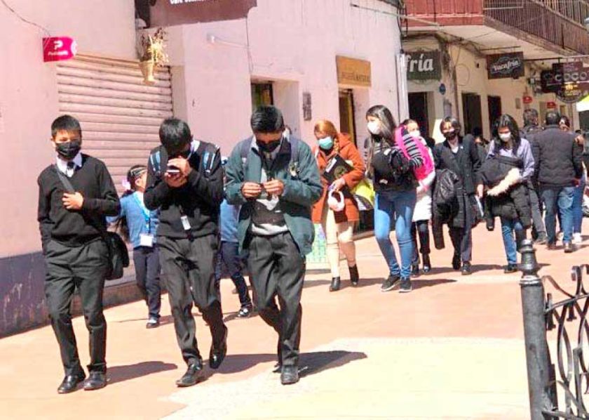 Instan a que escolares usen ropa abrigada en Potosí