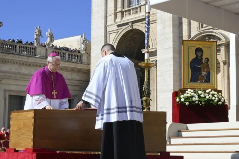 Homilía recuerda el «construir puentes y no muros» del papa ante Trump y otros líderes