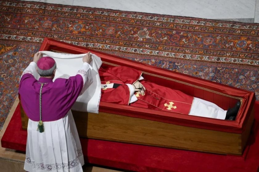 Francisco será sepultado con sus zapatos usados y en un féretro que lleva su escudo