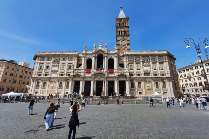 Los cardenales llegan a Santa María la Mayor para rezar ante la tumba de Francisco