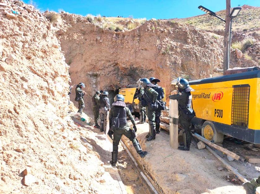 Tensión en el Cerro Rico:  37 “jucus" atrincherados  en mina son capturados