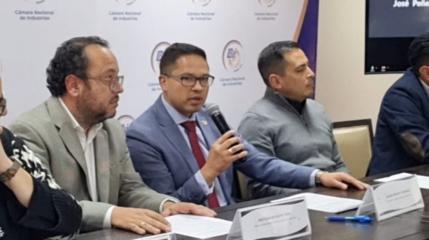 Industriales piden reconsiderar el incremento salarial para evitar que se ‘profundice el estancamiento económico’