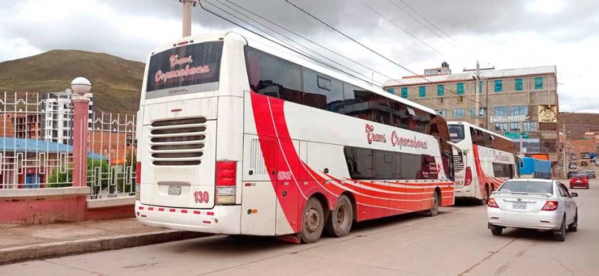 Flotas cargan pasajeros fuera de la terminal de buses en señal de protesta 