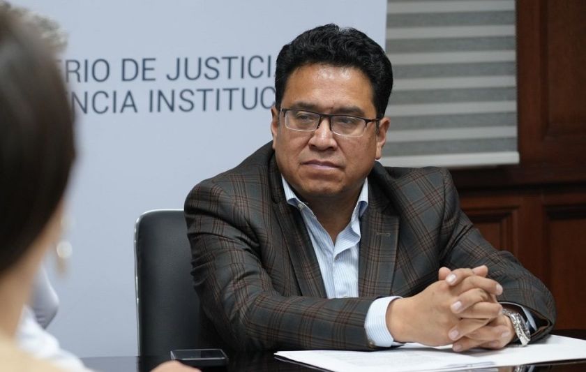 La orden de aprehensión contra Evo Morales está vigente, asegura el ministro Siles