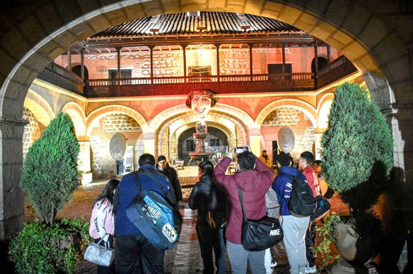 La Casa de Moneda mostró las cualidades de sus cinco patios en el primer viernes de mayo