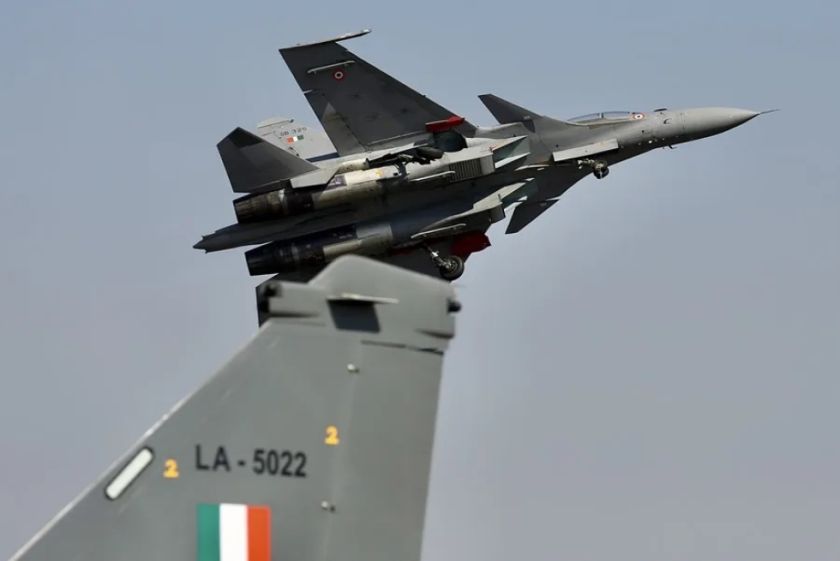 India bombardea supuestas bases terroristas en Pakistán y se registra un intercambio de disparos en la frontera