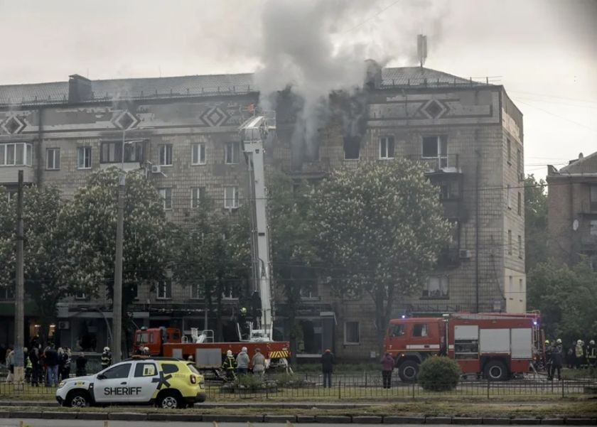 Rusia lanza cuatro misiles y 142 drones contra Ucrania y mata a 2 personas en Kiev