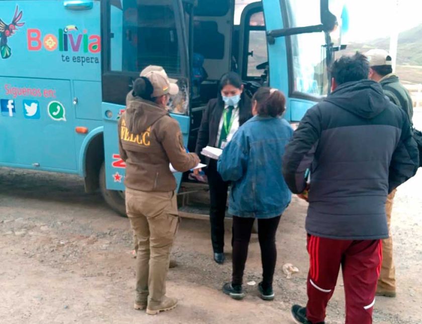 Anciano muere en pleno viaje y una adolescente se quita la vida con una cuerda