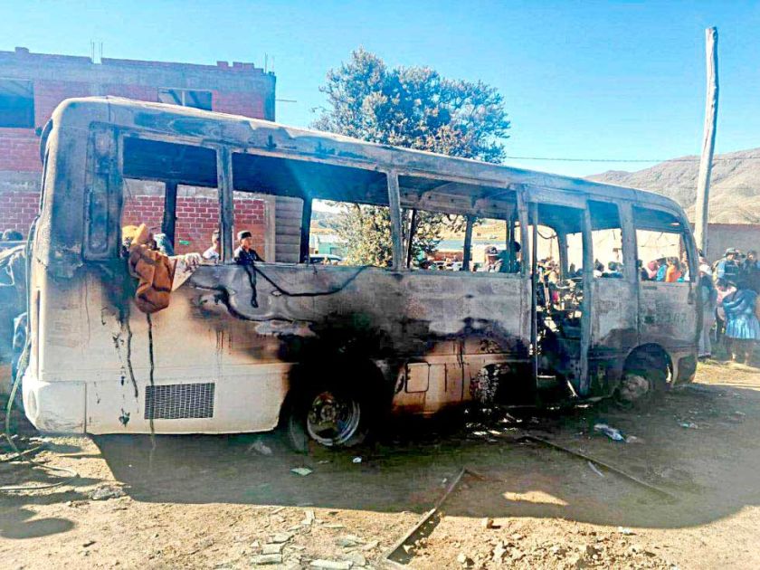 Investigación por el bus quemado en Uncía se amplía a director de escuela