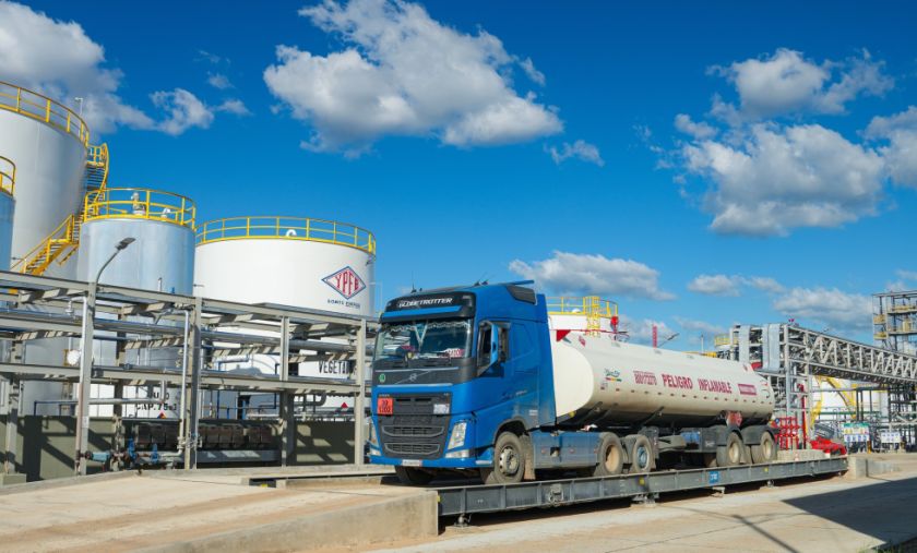 YPFB garantiza abastecimiento de combustible y pide no hacer filas
