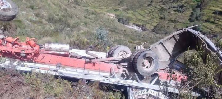 La Paz: Tres personas pierden la vida tras el embarrancamiento de un camión en Charazani