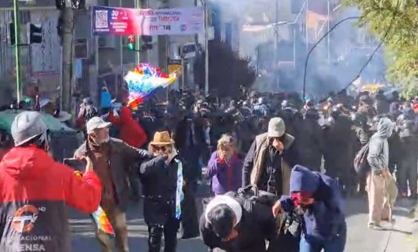 La marcha ‘evista’ y la Policía se enfrentaron en alrededores del TSE