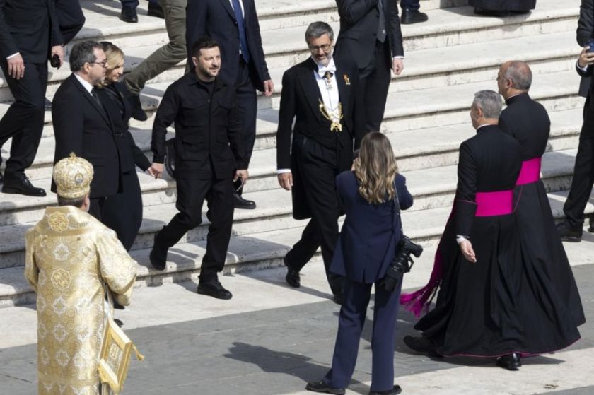 El papa León XIV recibe a Zelenski tras la misa de inicio de su pontificado