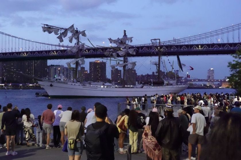 Choque de un buque escuela mexicano con el puente de Brooklyn de Nueva York deja dos muertos