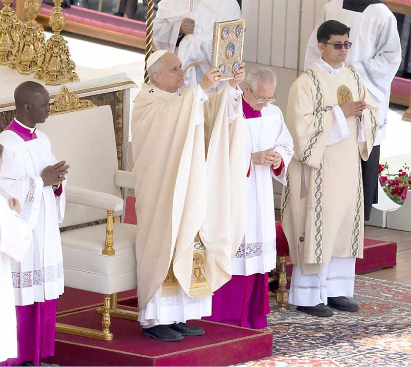 León XIV asume el papado y llama a construir la paz