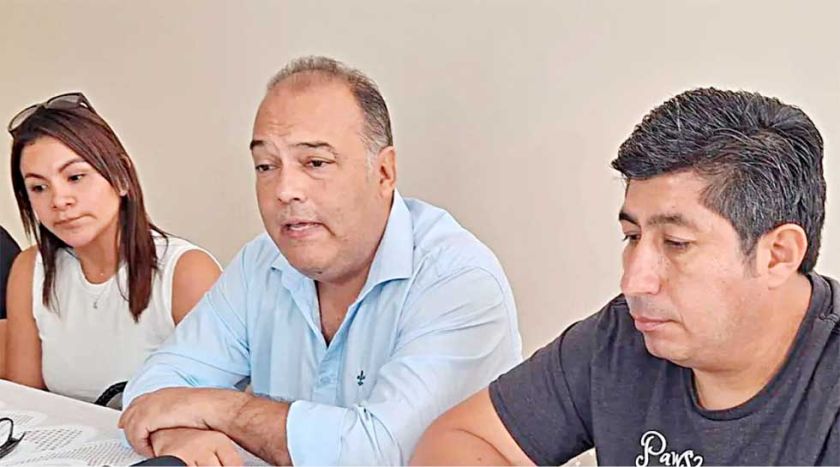 Los cisterneros amenazan  con suspender el carguío