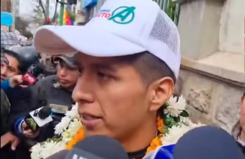 Andrónico Rodríguez llega al TSE para formalizar su postulación 